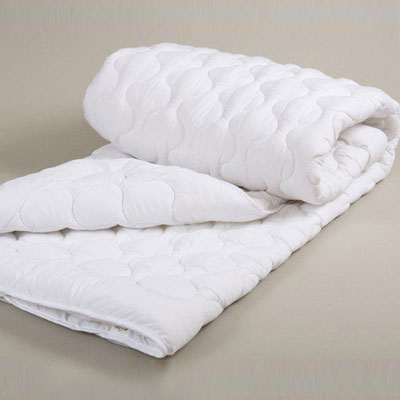 белое стеганое одеяло